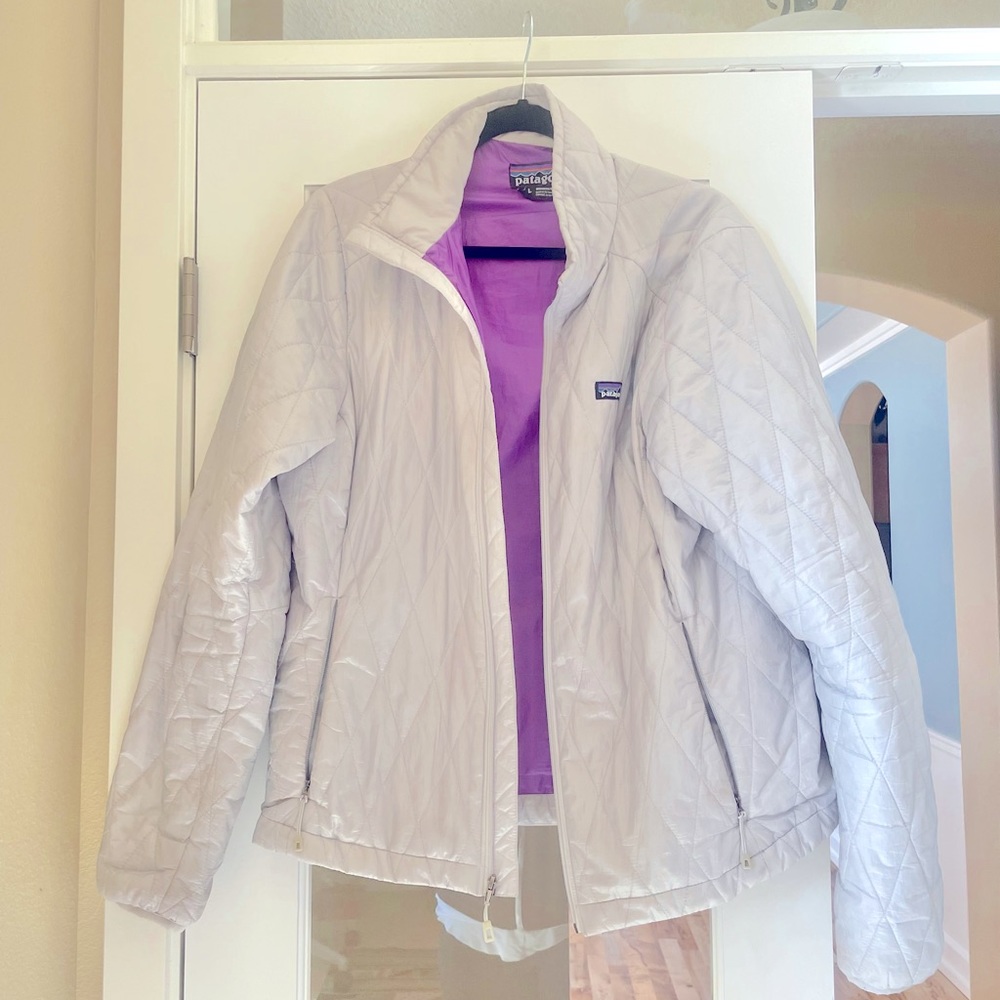 Women’s Patagonia NanoPuff jacket in Arctic Gray (light gray) size L.
